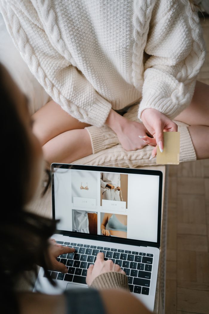 Deux personnes utilisant un ordinateur portable pour faire leurs achats en ligne, mettant en avant les tendances actuelles du commerce électronique.
